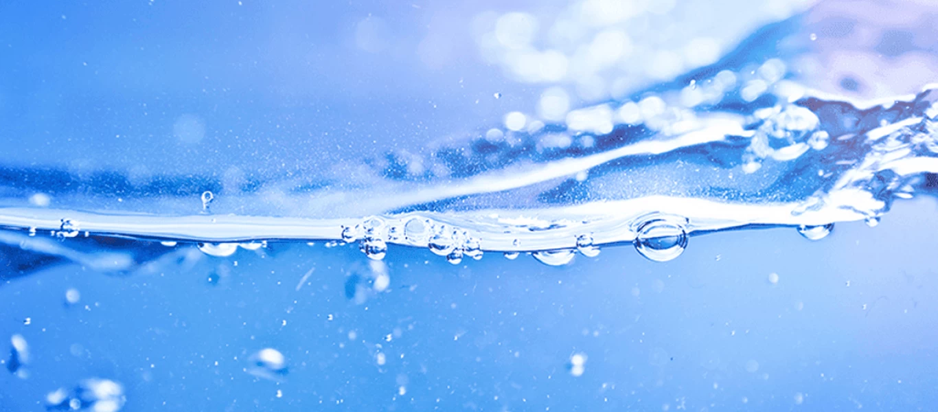 Θαλασσινό νερό: Τα πέντε «μαγικά» οφέλη του για την υγεία μας